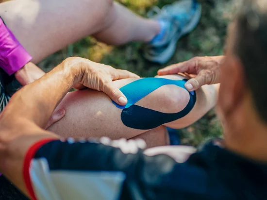 Kinesiologisches Sport-Muskelband vermeidet Schmerzen und lindert Schmerzen